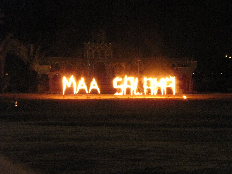 170312_ma’a salama.jpg - Aan het eind van de avond is er nog een aardig vuurwerk dat eindigd met ma’a salama, tot ziens.
